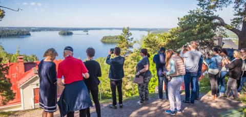 Ihmisiä katsomassa Pyhäjärven maisemia Pispalassa.
