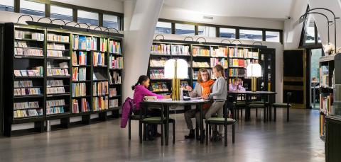 Metson lastenosastolla opettaja oppilaineen.