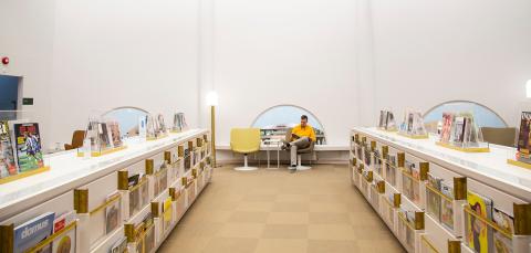 Lehden lukija Metson lehtisalissa.