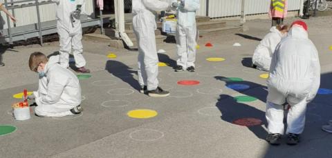 Asfalttimaalausta Leinolan pihassa