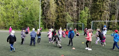 Koululaisia pelaamassa tekonurmella.