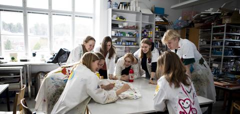 Tampereen lyseon lukion opiskelijoita kuvataiteen oppitunnilla.