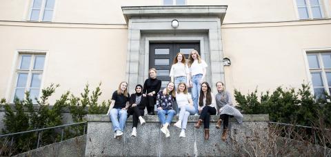 Tampereen lyseon lukion opiskelijoita koulun edessä.