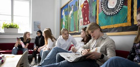 Tampereen lyseon lukion opiskelijoita yhdessä.