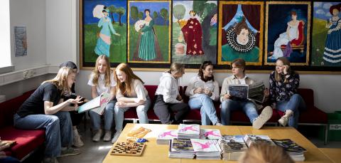 Tampereen lyseon lukion opiskelijoita yhdessä.