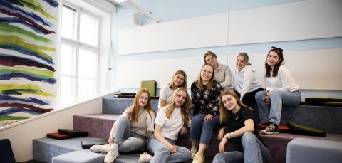 Tampereen lyseon lukion opiskelijoita yhdessä.