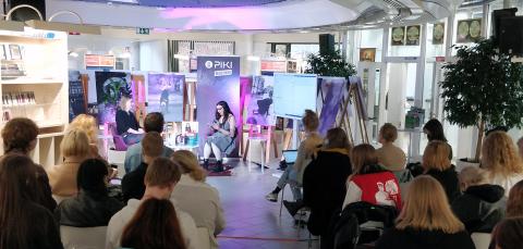 Linda-Maria Roine haatattelussa Metson musiikkiosastolla.