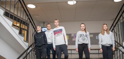 Nuoria kävelemässä alaspäin rapuissa.