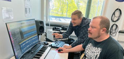 Neuvontaa Soundin laitteilla.