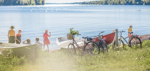 Lapsia Tahmelanrannassa.