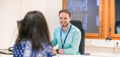 Kaksi ihmistä työpöydän ääressä