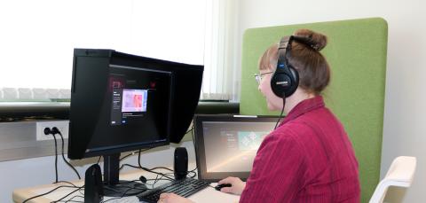 Asiakas harrastustila Vision tietokoneella.