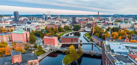 Dronella kuvattu maisema koskesta kohti areenaa ja Hervantaa