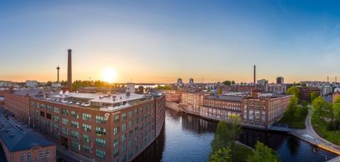 Dronekuva, jossa kesän ilta-auringossa Finlayson ja Tampella sekä taustalla Näsinneula. 