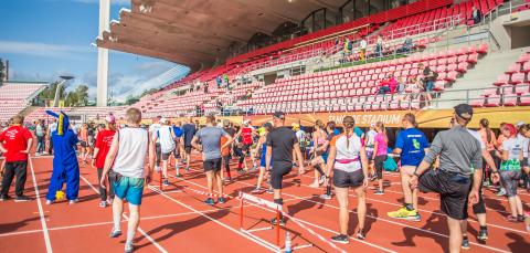 Urheilijoita lähdössä juoksemaan stadionilla.