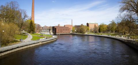 Tammerkosken leveä uoma, taustalla voimalaitos ja pato.