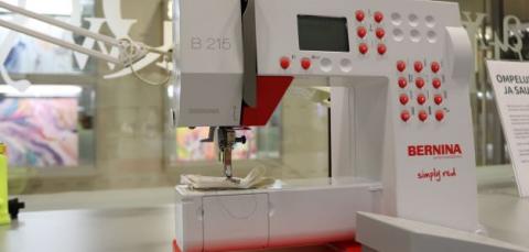 Ompelukone Tekomon työpöydällä. 