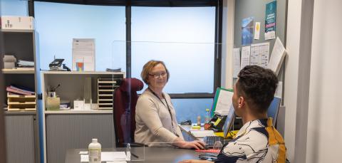 Aikuislukion opinto-ohjaajat löytyvät heti koulun 1. kerroksesta.