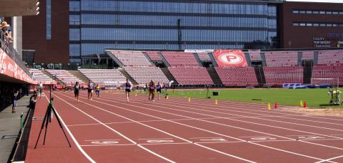 Juoksijoita Tampereen stadionilla.