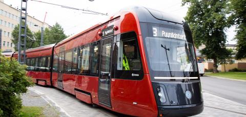 Raitiovaunu Hämeenpuistossa matkalla kohti Pyynikintoria. 