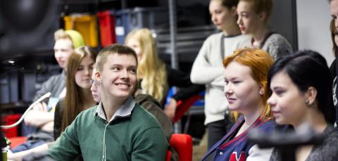 Nuoria Mediapoliksen salissa opiskelemassa.