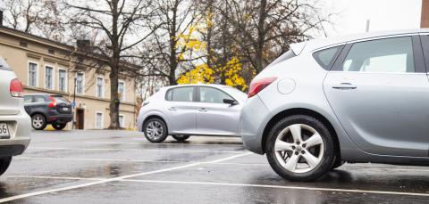 Autoja pysäköitynä parkkipaikalle.
