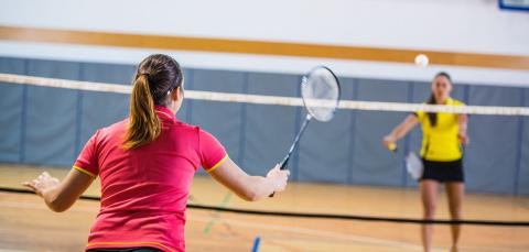 Tytöt pelaavat sulkapalloa.