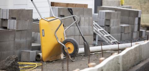 Kottikärryt pystyssä rakennustyömaalla.