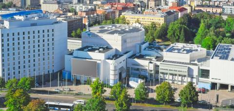 Tampere-talo ilmasta kuvattuna keskustan suuntaan