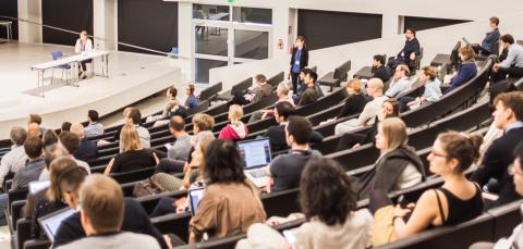 Luento käynnissä Tampereen yliopiston pääsalissa