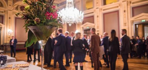 Ihmisiä juhlavastaanotolla Raatihuoneella