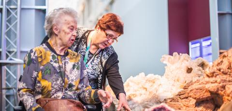 Ikäihmisiä tutkimassa mineraaleja senioripäivässä museokeskus Vapriikissa.