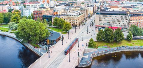 Itäistä Tampereen keskustaa ilmasta kuvattuna, ratikka menossa kohti Hämeensiltaa.