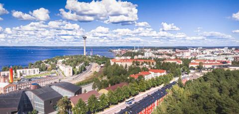 Ilmakuvan etualalla Tipotien sotekeskus, taustalla kaupunkia sekä Näsinneula ja Näsijärvi.