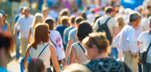 Ihmisiä kävelemässä kesällä kadulla.