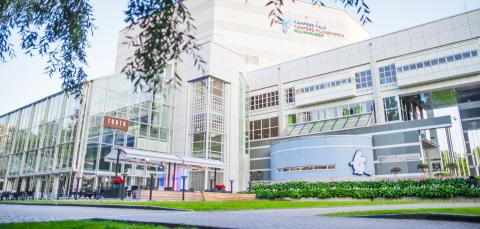 Tampere-talo Sorsapuiston suunnalta.