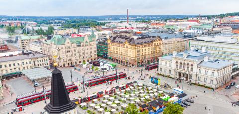 Keskustorin rakennuksia ja kesäkeidas ilmasta käsin, etualalla vanhan kirkon torni.