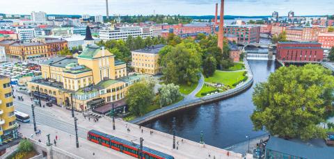 Tampereen keskusta ja Hämeensilta kuvattuna ilmasta kauniina kesäpäivänä, takana avautuu Näsijärvi. 