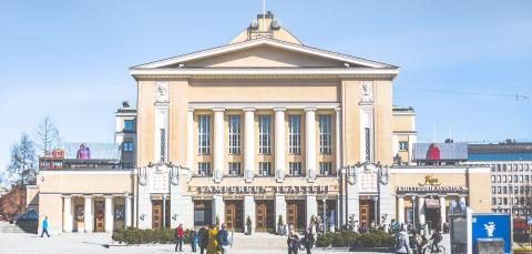 Tampereen teatterin edustalla kävelee ihmisiä.