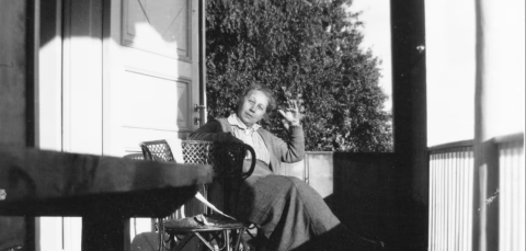 Wivi Lönn istuu terassilla.