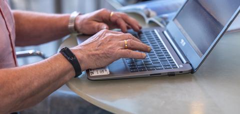 Aikuislukiolainen opiskelee tietokoneella.