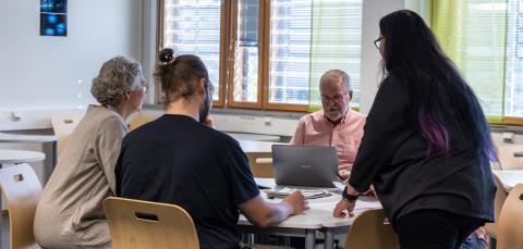 Aikuislukiolaisia opetusluokassa opettajan ohjauksessa.