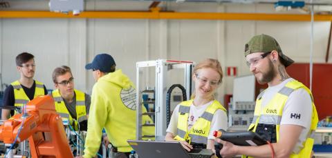 Opiskelijoita keltaisissa Tredun liiveissä.