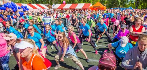 Kymmenittäin naisia venyttelemässä.