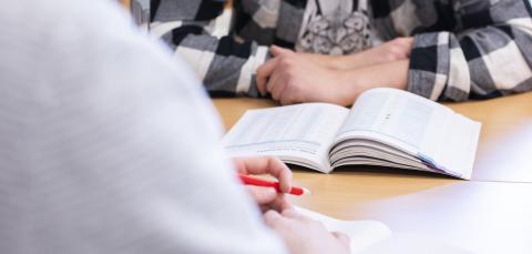 Kaksi henkilöä tekemässä tehtäviä.