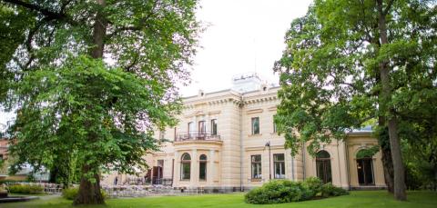 Finlaysonin palatsi ja piha-aluetta.