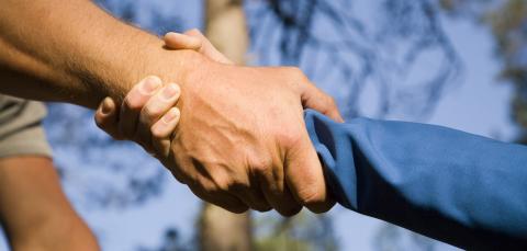 Ranteista toisiaan kiinni pitävät kädet.