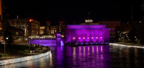 Tammerkoski pimeän aikaan violetissa teemavalaistuksessa