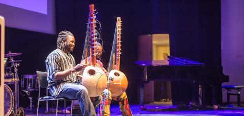 Kaksi muusikkoa soittamassa Tampere-talossa.