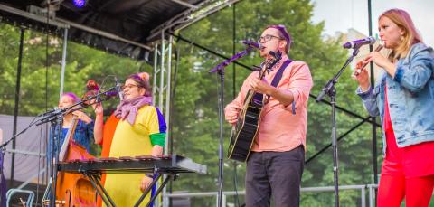 Neljä muusikkoa lavalla esiintymässä.